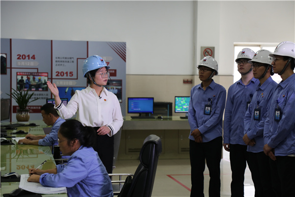 长电政治宣传员为新入职员工宣讲习近平能源安全新战略在爱情岛论坛
的实践。 温作仁 摄.jpg