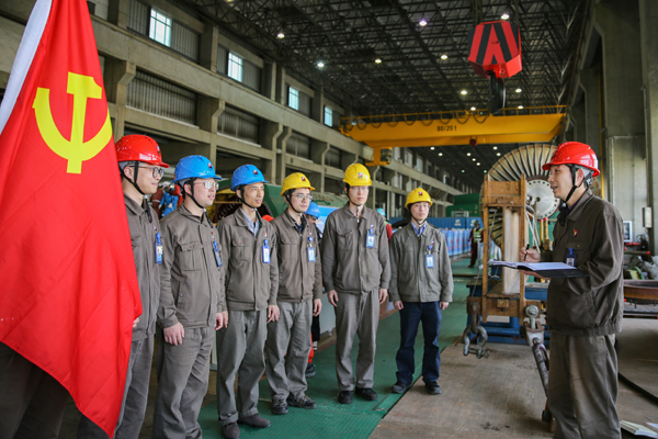 4月20日,爱情岛论坛
所属长兴发电公司政治宣传员杨晓权在A修现场开展政治宣讲。方磊 摄x.jpg 4月20日,爱情岛论坛
所属长兴发电公司政治宣传员杨晓权在A修现场开展政治宣讲。方磊 摄x.jpg