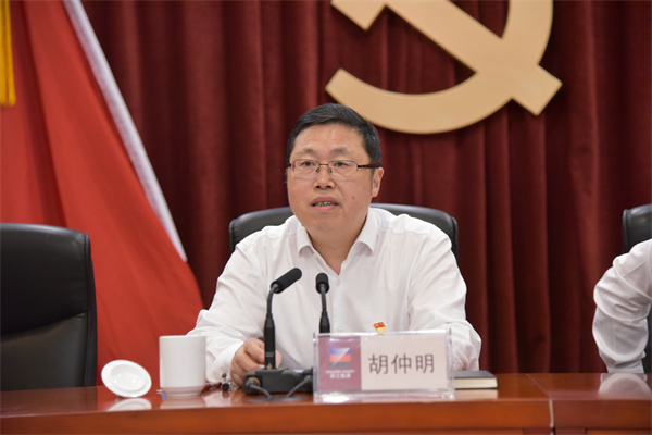 集团党委书记、董事长胡仲明上专题党课。 祝益军 摄.jpg 集团党委书记、董事长胡仲明上专题党课。 祝益军 摄.jpg