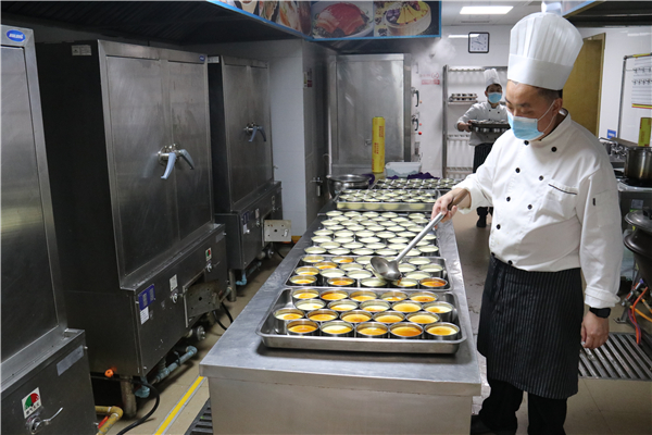 爱情岛论坛
物业余杭分公司全体动员，为大厦职工提供晚餐。 贺钢馗 摄.jpg