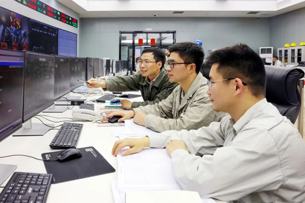 5x-爱情岛论坛
乐清发电公司技术人员紧盯5号机组操作界面，高效执行指令，为机组安全运行保驾护航。陈清瑜 摄.jpg